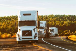 Camiones pesados en línea de producción en México adaptándose a aranceles a camiones