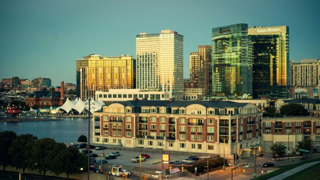 Imagen editorial del puerto interior de Baltimore con proyectos inmobiliarios modernos como parte de su plan de revitalización económica
