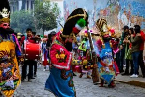 Banco Azteca impulsa turismo cultural con Máscaras Danzantes 2025