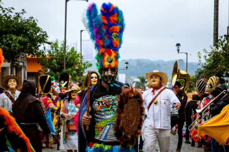 Banco Azteca impulsa turismo cultural con Máscaras Danzantes 2025