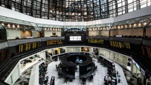 La Bolsa Mexicana retrocede levemente tras dos jornadas de alza, pero cierra la semana con una ganancia acumulada de 1.24 %.