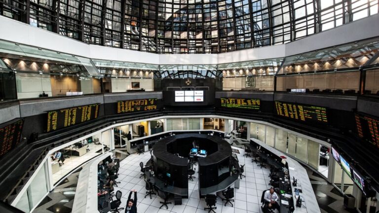 La Bolsa Mexicana retrocede levemente tras dos jornadas de alza, pero cierra la semana con una ganancia acumulada de 1.24 %.