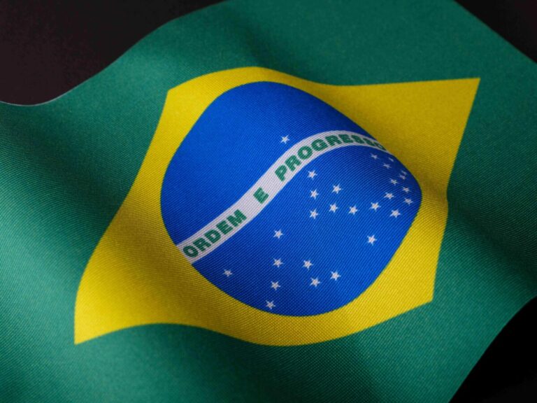 Representación del crecimiento del crédito privado en Brasil con gráficos de inversión y fondos en mercados emergentes