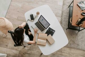 Personas trabajando en laptops en entornos profesionales, representando salarios remotos en Brasil y México