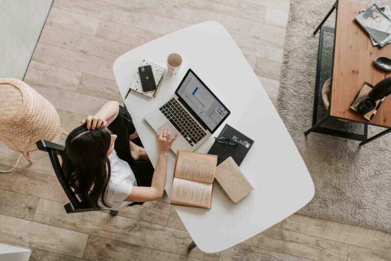 Personas trabajando en laptops en entornos profesionales, representando salarios remotos en Brasil y México