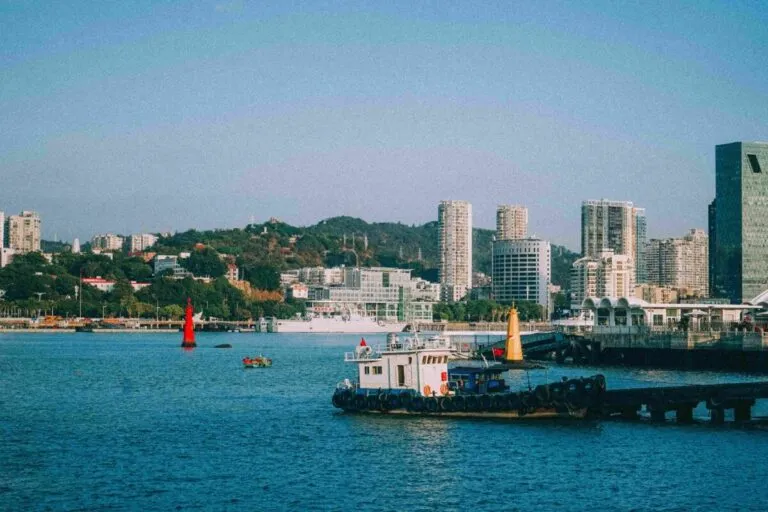Vista aérea de un puerto español moderno con infraestructura industrial, barcos y zonas de innovación azul