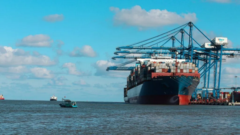 Comercio mundial creció 2.5% en el segundo trimestre impulsado por servicios y exportaciones de economías emergentes según UNCTAD.