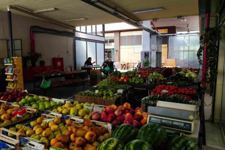 Productores mexicanos ofreciendo alimentos frescos en mercados locales para fortalecer la economía regional