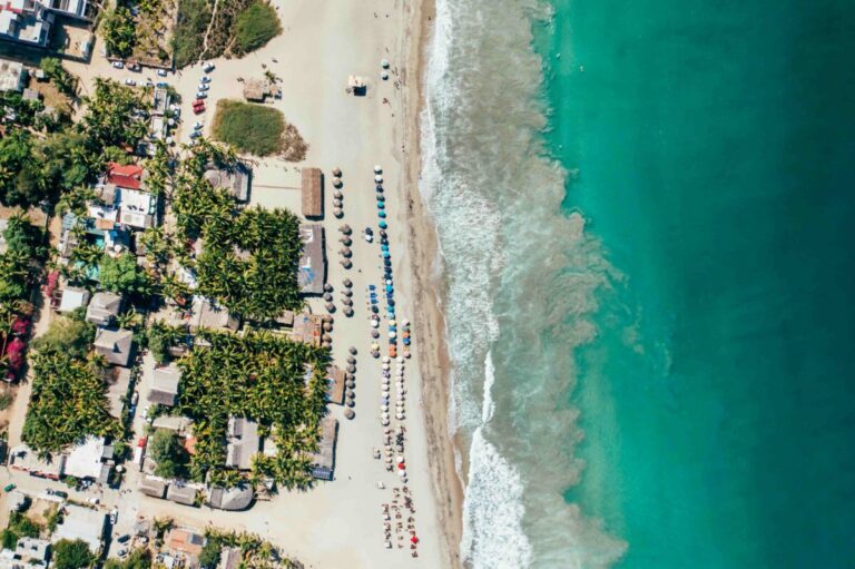 panorama de hotel en región natural de Nayarit con vegetación y montañas
