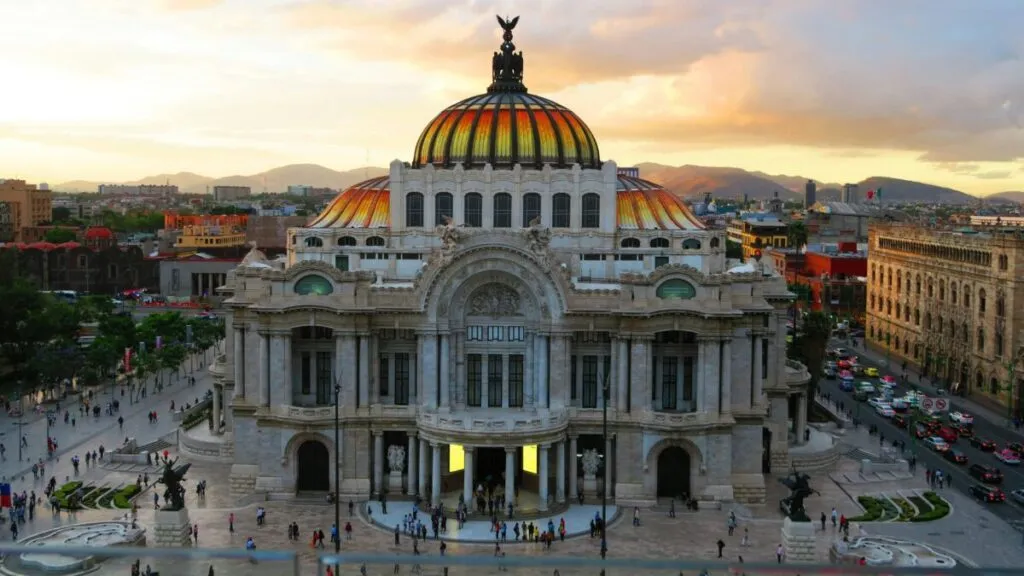 Ilustración editorial del crecimiento del PIB de México, con gráficos ascendentes y fondo institucional que representa estabilidad económica y fiscal.