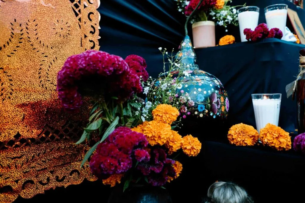 Imagen de altar tradicional en Mérida con flores, veladoras y pan de muerto, representando precios actuales e inflación en productos