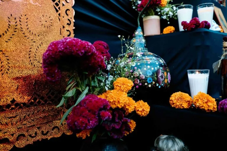 Imagen de altar tradicional en Mérida con flores, veladoras y pan de muerto, representando precios actuales e inflación en productos