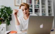 Representación de la economía de la ansiedad en México con empresas de salud y tecnología adaptando sus servicios al consumo emocional