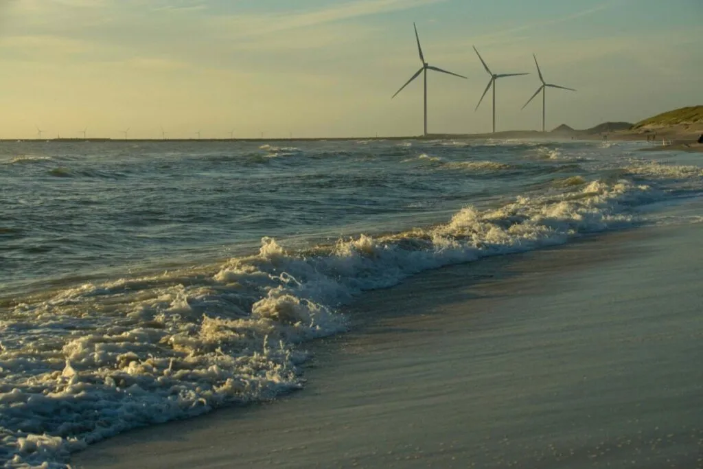 Vista aérea de puerto marítimo brasileño con infraestructura moderna, simbolizando el auge de la economía oceánica sostenible