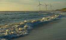 Vista aérea de puerto marítimo brasileño con infraestructura moderna, simbolizando el auge de la economía oceánica sostenible