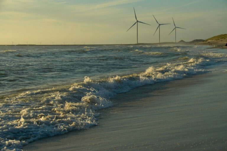 Vista aérea de puerto marítimo brasileño con infraestructura moderna, simbolizando el auge de la economía oceánica sostenible