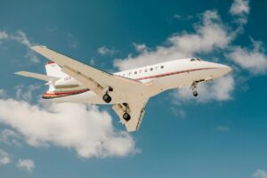 Crecimiento del tráfico aéreo mundial con aviones en pista y pasajeros en terminal internacional