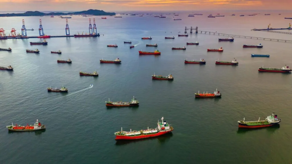 Exportaciones chinas de petróleo refinado bajan 1 % en septiembre por menor demanda global y ajuste en refinerías.