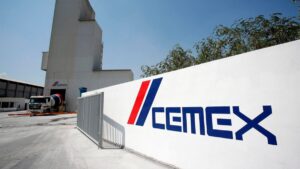 Fotografía editorial de una planta cementera de Cemex en operación, reflejando el aumento en sus ganancias por mayores precios y reducción de costos.