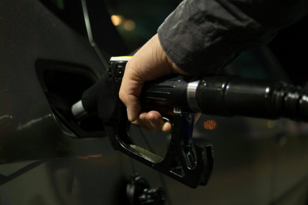 Vista aérea de una gasolinera automática moderna en España, sin personal y con sistema de autoservicio
