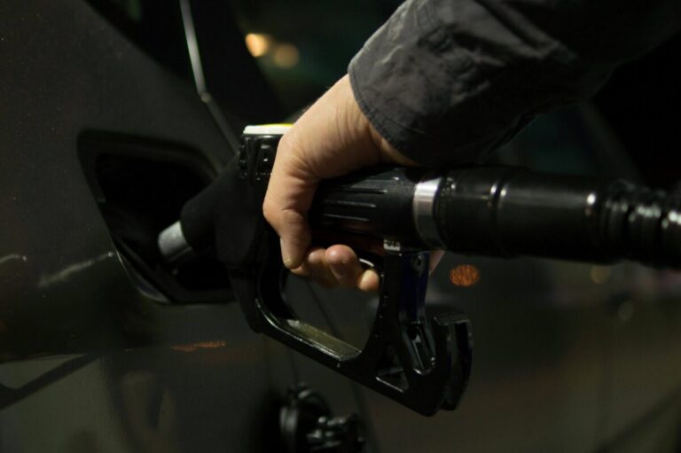 Vista aérea de una gasolinera automática moderna en España, sin personal y con sistema de autoservicio