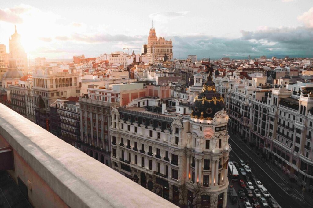Vista panorámica del centro financiero de Madrid, símbolo del auge de la inversión inmobiliaria en la capital europea.