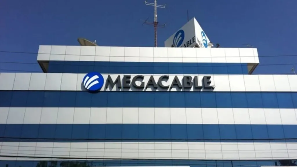 Fotografía editorial de las oficinas de Megacable con infraestructura tecnológica, simbolizando el aumento en flujo operativo y crecimiento en suscriptores.