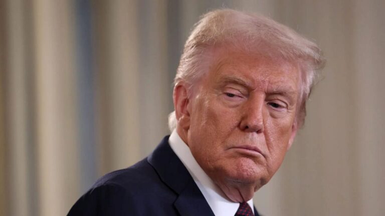 Imagen conceptual editorial de Trump Coin, moneda conmemorativa del Tesoro de Estados Unidos con retos legales y constitucionales