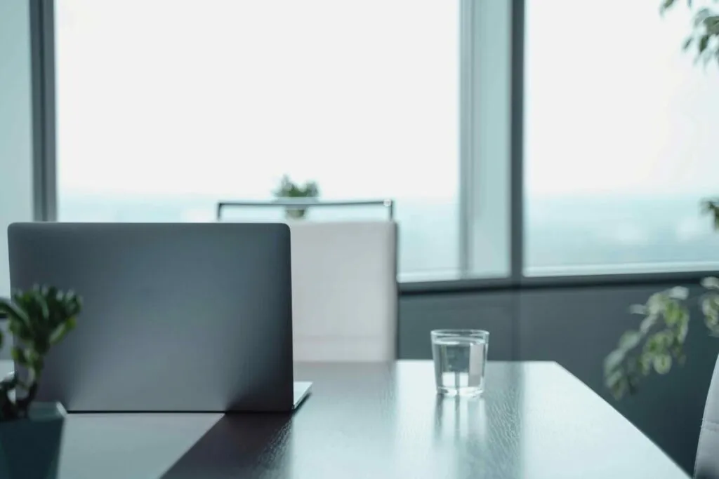 Oficina moderna en Buenos Aires con sensores y pantallas que gestionan iluminación y energía en tiempo real