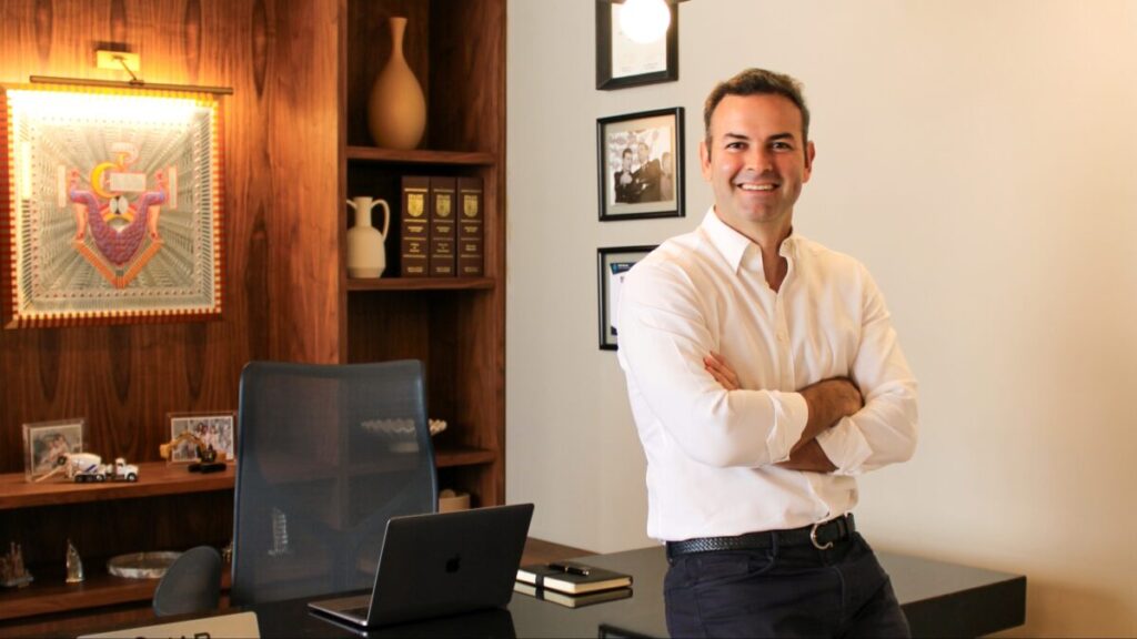 Fotografía editorial de puerto mexicano moderno con grúas, buques y contenedores, simbolizando la visión de Omar Anitua Valdovinos para un desarrollo marítimo sostenible.