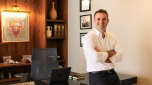 Fotografía editorial de puerto mexicano moderno con grúas, buques y contenedores, simbolizando la visión de Omar Anitua Valdovinos para un desarrollo marítimo sostenible.