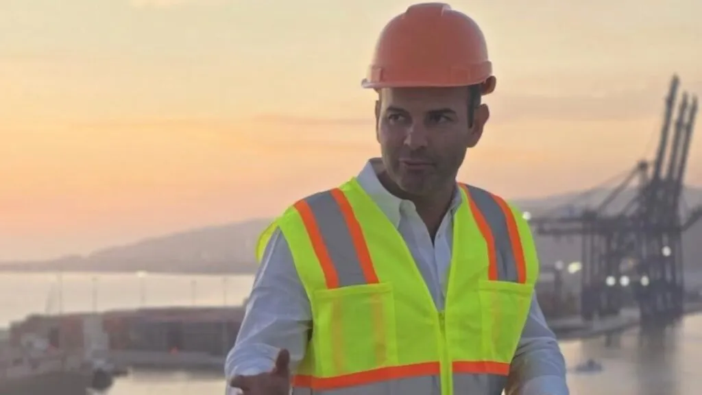 Fotografía editorial de puerto mexicano moderno con grúas, buques y contenedores, simbolizando la visión de Omar Anitua Valdovinos para un desarrollo marítimo sostenible.