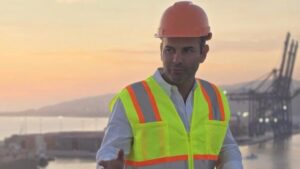 Fotografía editorial de puerto mexicano moderno con grúas, buques y contenedores, simbolizando la visión de Omar Anitua Valdovinos para un desarrollo marítimo sostenible.