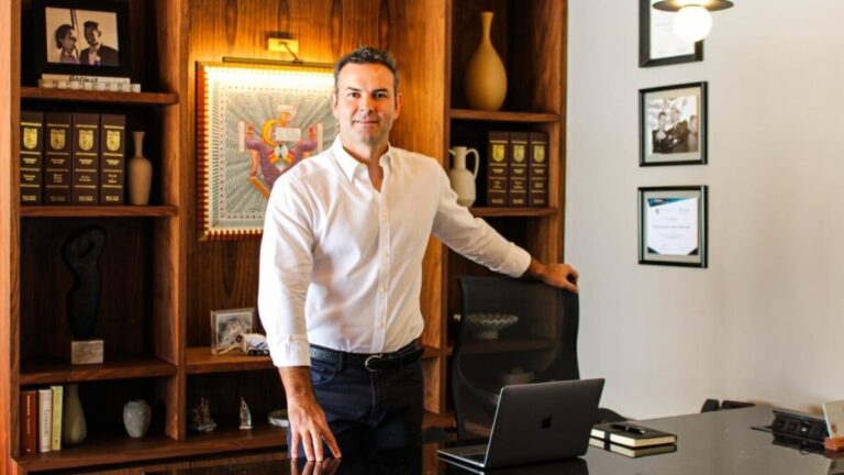 Retrato editorial de Omar Anitua Valdovinos en entorno corporativo moderno, simbolizando liderazgo empresarial y desarrollo económico en Veracruz.