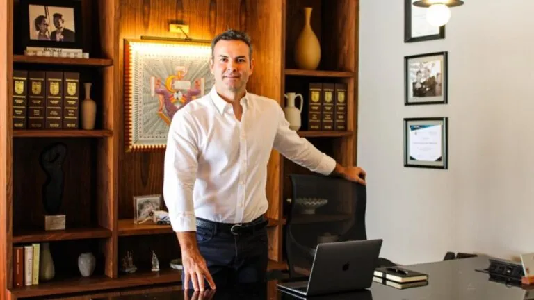 Retrato editorial de Omar Anitua Valdovinos en entorno corporativo moderno, simbolizando liderazgo empresarial y desarrollo económico en Veracruz.