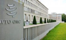 Imagen editorial de contenedores y banderas de potencias económicas reflejando el impacto global de los aranceles anticipado por la OMC en 2026