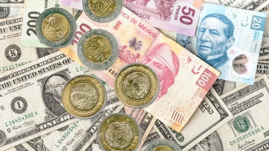 Peso mexicano cae frente al dólar por tensiones comerciales entre Estados Unidos y China y cautela ante discurso de la Reserva Federal.