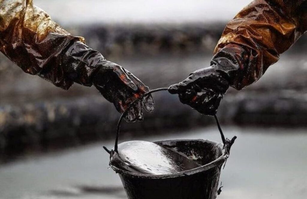 Precio del petróleo sube 1% tras leve aumento de producción de la OPEP+, impulsado por demanda y ajustes en la oferta global.