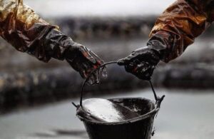Precio del petróleo sube 1% tras leve aumento de producción de la OPEP+, impulsado por demanda y ajustes en la oferta global.