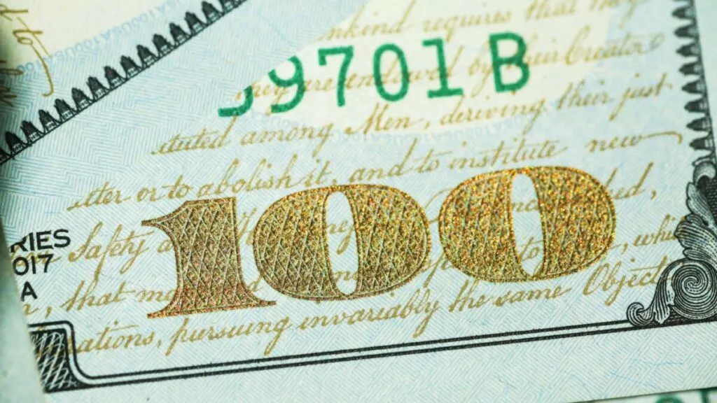 Pantalla digital con cotizaciones del dólar y el peso mexicano en un centro financiero de México