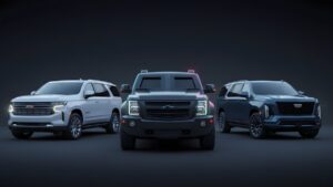 Perfecto 👍 Aquí tienes el título y la descripción **ALT** listos para esa imagen, alineados con el artículo y el tono técnico de ShelHa Soluciones: **Título de imagen:** SUVs blindadas de alto desempeño desarrolladas por ShelHa Soluciones **Descripción ALT:** Tres vehículos SUV —dos de uso civil y uno blindado al centro— representan la integración de seguridad, confort y tecnología en los sistemas de blindaje diseñados por ShelHa Soluciones.