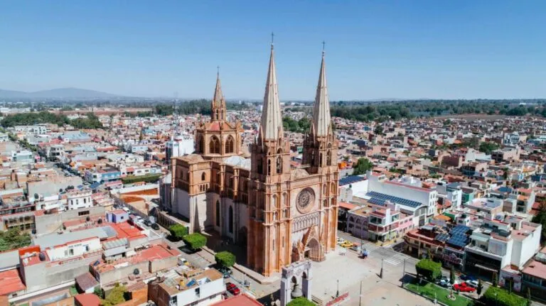 Vista aérea de Puerto Vallarta con turistas, representando el turismo en Jalisco para 2030