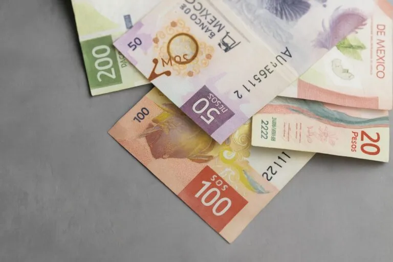 Gráfico del dólar canadiense frente al peso mexicano con cifras de 13.2751 MXN