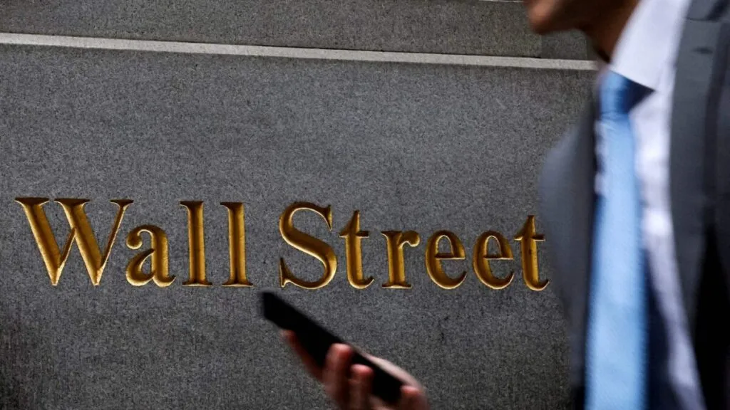 Fotografía editorial de la Bolsa de Nueva York con gráficos en verde, reflejando el avance de Wall Street ante la reunión entre Trump y Xi Jinping.