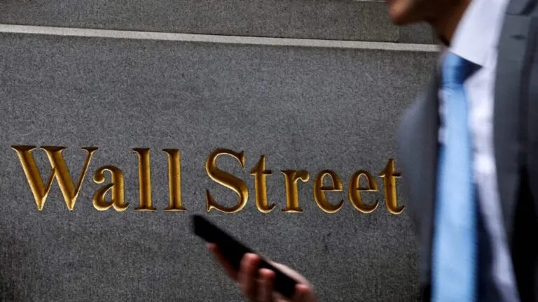 Fotografía editorial de la Bolsa de Nueva York con gráficos en verde, reflejando el avance de Wall Street ante la reunión entre Trump y Xi Jinping.