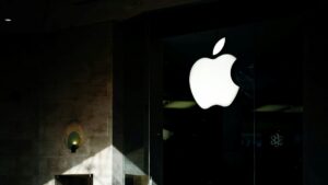 Fotografía editorial de la Bolsa de Nueva York con pantallas en verde, reflejando el avance de Wall Street tras el repunte de las acciones de Apple.