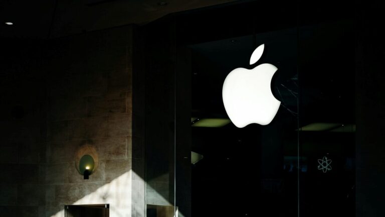 Fotografía editorial de la Bolsa de Nueva York con pantallas en verde, reflejando el avance de Wall Street tras el repunte de las acciones de Apple.