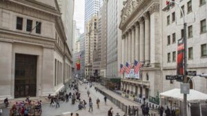 Imagen editorial de operadores en Wall Street afectados por suspensión de datos oficiales en Estados Unidos tras cierre parcial del gobierno