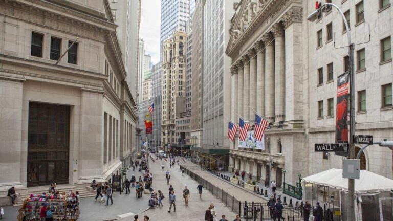 Imagen editorial de operadores en Wall Street afectados por suspensión de datos oficiales en Estados Unidos tras cierre parcial del gobierno