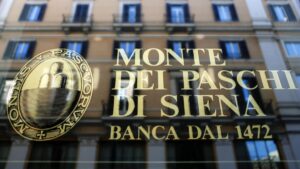 Fachada bancaria en Italia vinculada al Banco MPS y su adquisición de Mediobanca bajo revisión regulatoria
